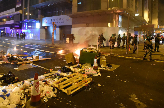 有示威者周日凌晨在旺角彌敦道堵路縱火，並向警車投擲汽油彈。 資料圖片