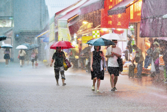 陈栢纬指在极端天气下，局部大雨出现的情况比较多，例如香港普遍地方未有大雨，但局部地区雨势或达到黑雨程度。