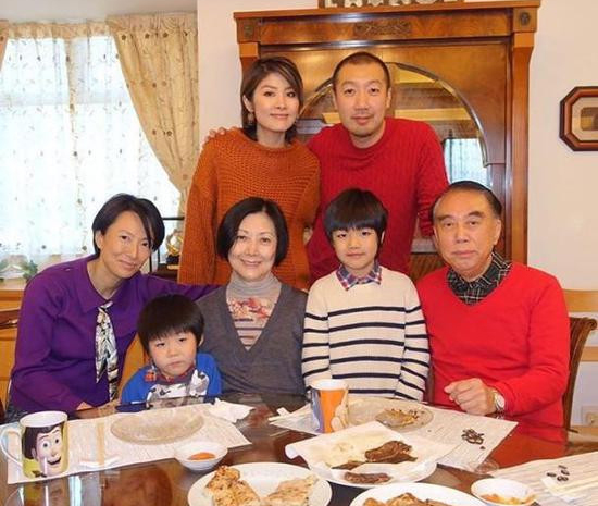 原告為陳慧琳奶奶沈靜(前排左三)入稟控告女兒劉建芝(左一)。 微博圖