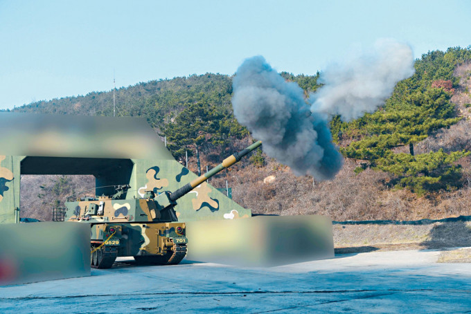 南韩军队昨日在延坪岛以K9自走炮进行实弹演习，回应北韩炮击。　