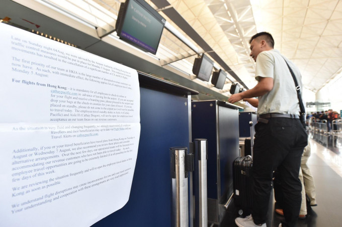 有航空公司员工响应网上号召罢工，机场下午大致运作正常。