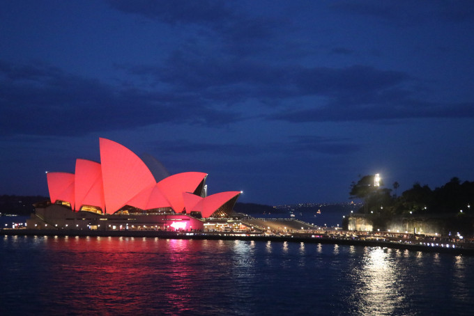 悉尼歌劇院迎豬年，外牆點亮「中國紅」。澳聯社