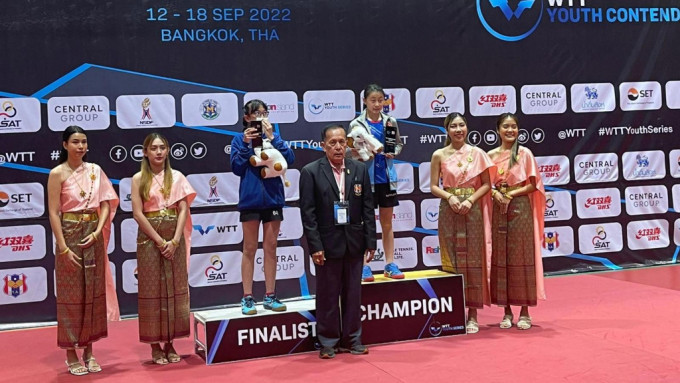 李梓维(后排右)于女子U11组夺冠。香港乒总提供图片