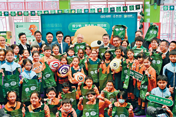 香港油麻地街坊會學校昨日舉行廢物收費主題教育活動，環境及生態局局長謝展寰與「大嘥鬼」出席宣傳。