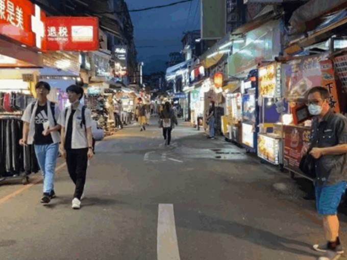 台湾传统市场及夜市限购1小时管制人流。台北市政府