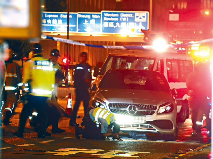 警车跌出催泪弹，遭房车撞及卷车底，警方封锁现场调查。