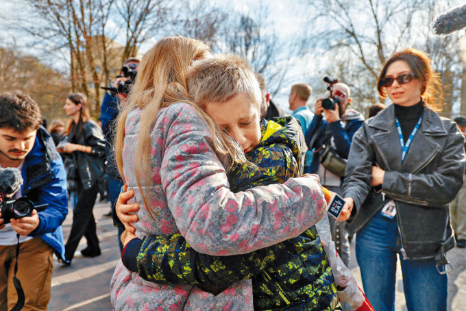 一对乌克兰母子上周六在基辅重聚。