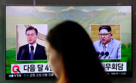 金正恩（右）传同意就北韩核武计画和飞弹试射问题恢复六方会谈。AP
