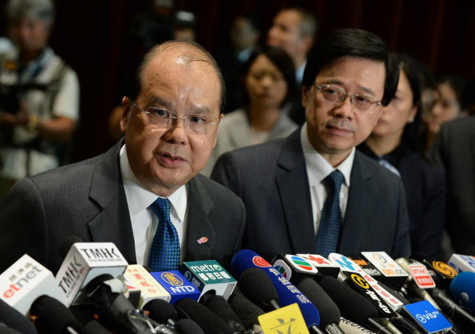 政务司司长张建宗（左）指政府运作无停顿。