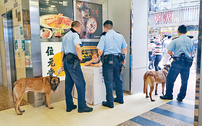 涉嫌偷錢熟客被帶同警犬的警員拘捕。