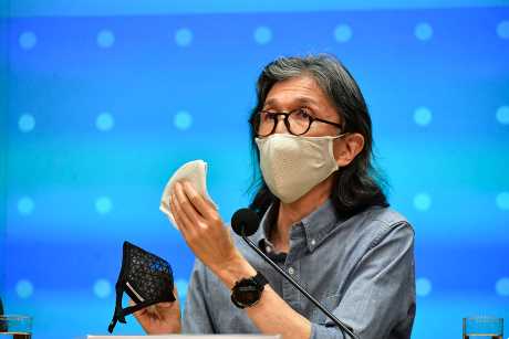 ■葛儀文表示，改良後的口罩，面層及濾芯均有銅微粒。