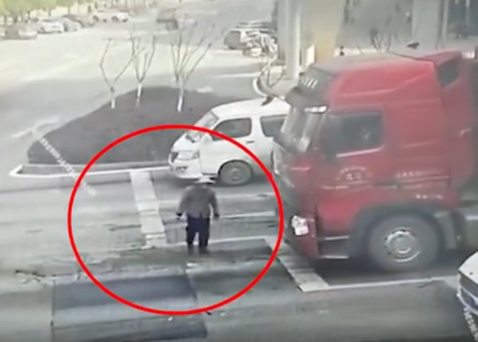 重慶有老人(紅圈)過路時被貨車接倒，接連後車輾過死亡。網圖