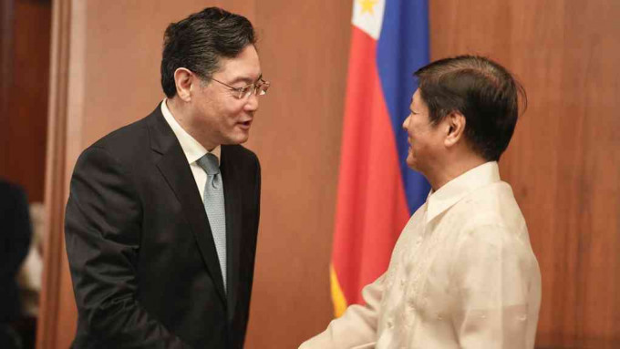 菲律宾总小马可斯在马尼拉会见国务委员兼外长秦刚。美联社