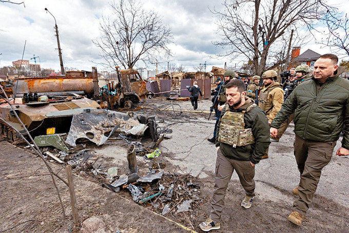 烏總統澤連斯基周一親赴布查鎮視察，途經一台損毀的俄軍車輛。