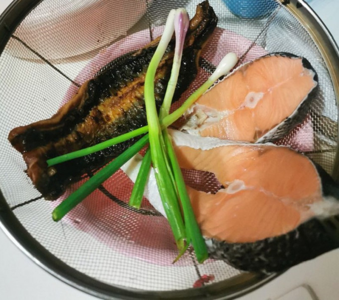 網民買了一條熟食鰻魚回家，但媽媽連同兩塊三文魚扒一起用水解凍洗乾淨。網上圖片