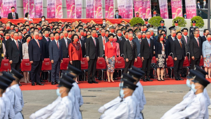 劉光源出席國慶72周年升旗儀式。網上圖片