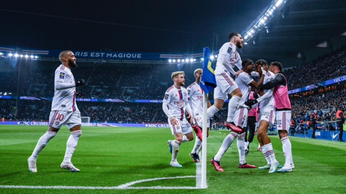 里昂上场法甲作客1:0击败巴黎圣日耳门，士气高涨。