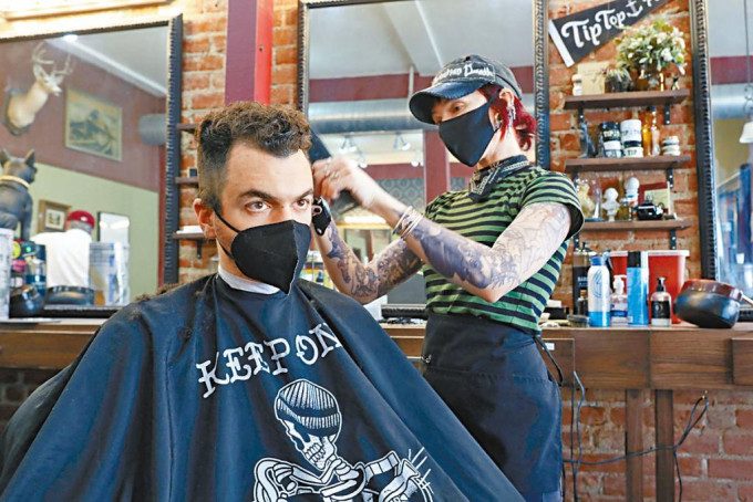 洛杉磯男子戴着口罩剪髮。