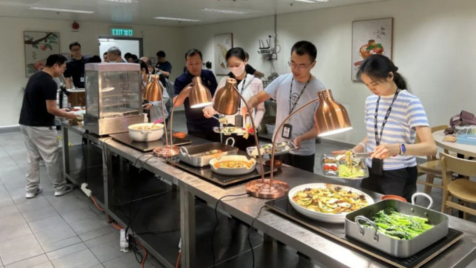 實施「一地兩檢」的西九龍高鐵站，內地的執勤民警終於解決5年來的就餐難題。