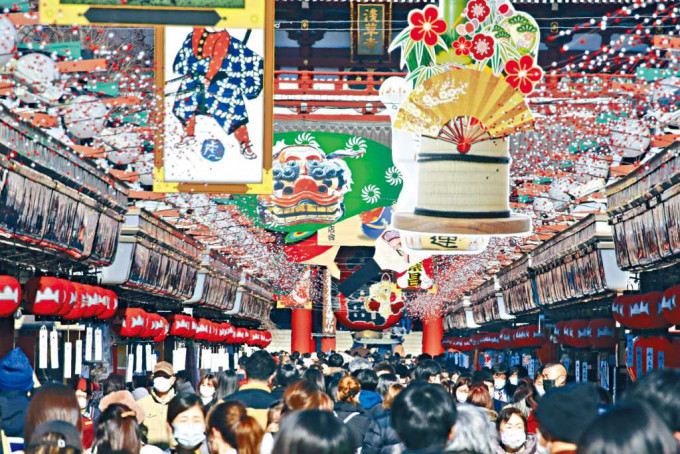 ■東京市一條通往淺草寺的小巷，掛滿賀新年裝飾品。