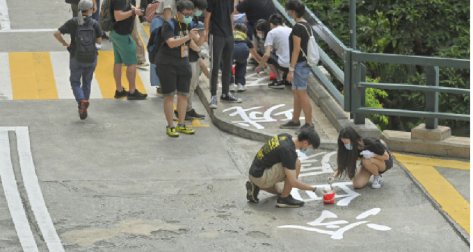 以往港大學生每年都會為太古橋上的六四語句重新上漆。（資料圖片）