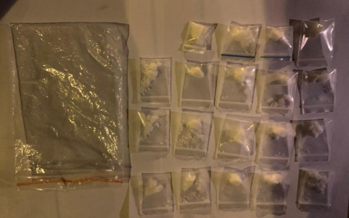 行动中，警方捡获的怀疑毒品市值约2万元。警方图片