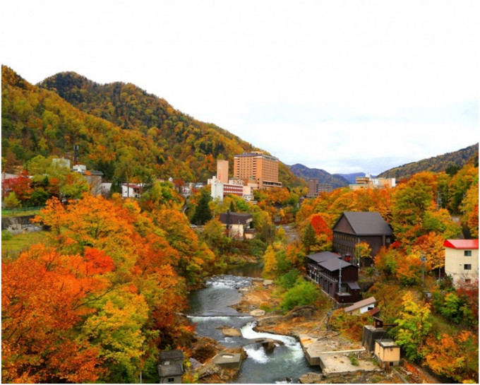 北海道定山溪是賞楓葉浸溫泉的熱點之一。 網圖