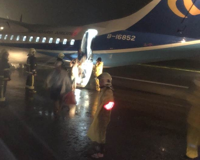 华信航空一架客机降落台中清泉岗机场时移出跑道，幸机上74人全部安全。网图