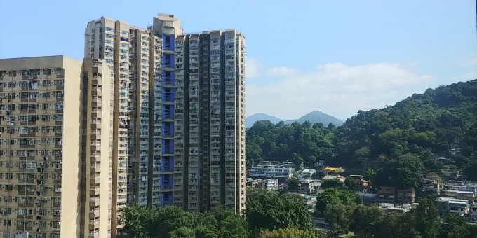 單位向東,外望開揚山景及樓景。