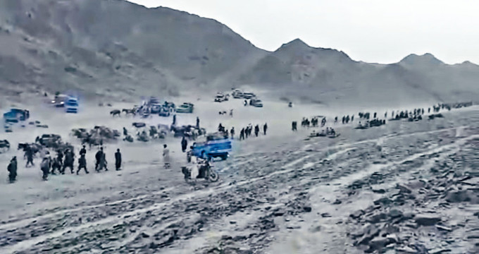 大批阿富汗人徒步穿过沙漠前往邻国。