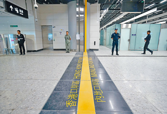 ■西九龍高鐵站內，兩地警察在兩側執勤。
