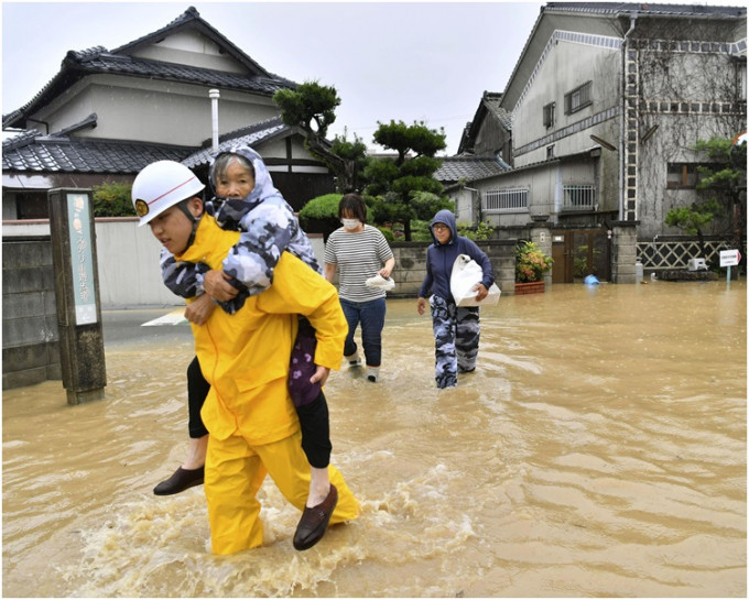 救援人员协助年长居民撤离。AP