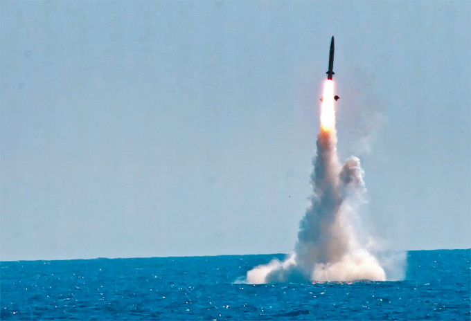 南韩周三以国产潜艇从水底试射弹道导弹，导弹按照预定轨道飞行，随后准确命中目标。