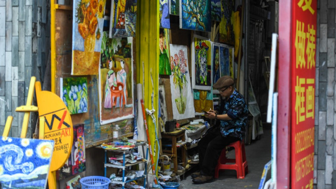 大芬村发展成为世界最大的油画生产和交易重地与香港人也有关系。新华社