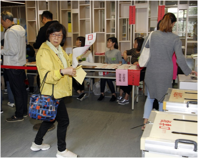 台灣今日進行九合一投票平均至少等約1小時。AP