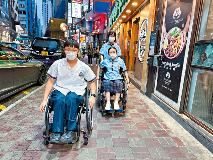 劉嫦韻（右前）偕兩名同學考察本地食肆，發現殘疾人士「搵食」處處碰壁，獲「消費文化考察報告獎」。
