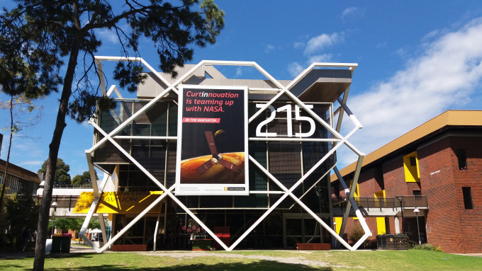 位於珀斯的Curtin University,其學士課程在學費上會較東岸的大學便宜。