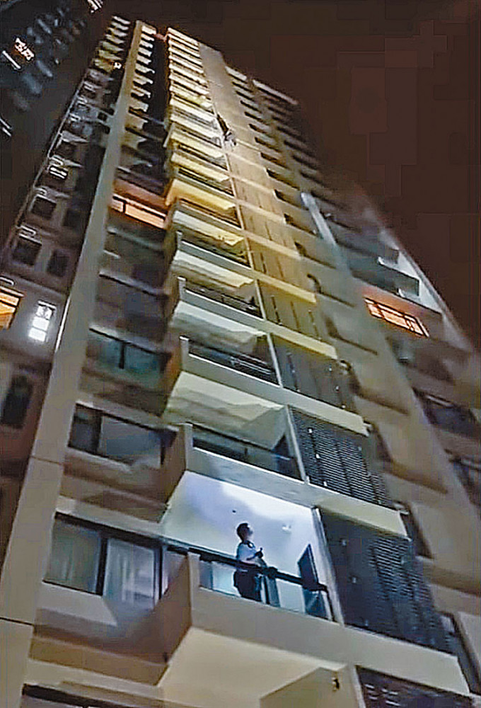 警方在大厦低层单位拘捕一名韦家帮窃匪，再发现其同党正攀墙向上层逃走。