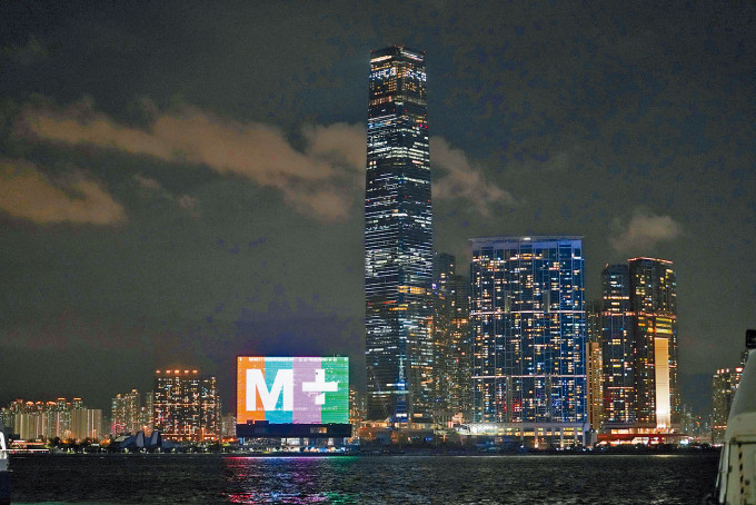 西九M+博物馆幕墙显眼，维港对岸清晰可见。