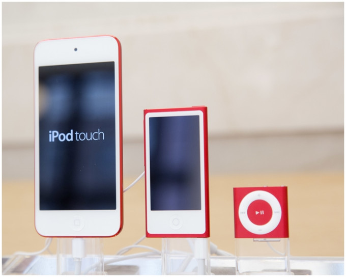 iPod Nano (中) 和iPod Shuffle (右)将会停售。AP图片
