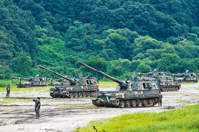 美韓周一舉行大規模聯合軍演，南韓軍隊在接近北韓的坡州演練K-9自走炮。