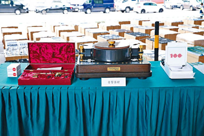 Thorens黑膠唱盤（中）、SME鍍金唱臂（左）和Denon動圈唱頭（右）均屬頂級音響產品。