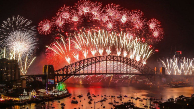 雪梨今年的跨年烟花表演会如期举行。（网上图片）