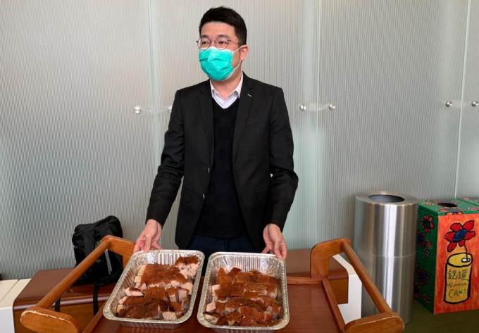 民建聯議員劉國勳趁機訂購燒豬請記者、議員和官員食，相當大方。