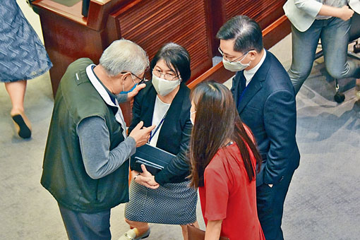 ■黃定光(左一)、蔡淑嫻(左二)及薛永恒(右一)商討有關口罩事宜。