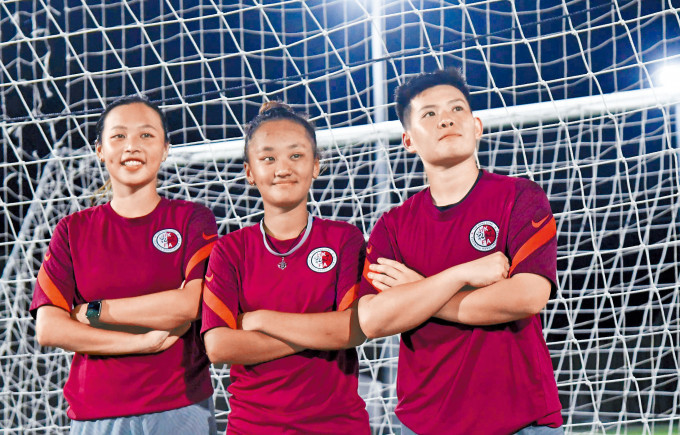 （左起）锺贝琪、林永娴和吴卓蔚分别效力苏格兰、美国及台湾球队，她们鼓励有意外流的港足女孩要趁早起行。