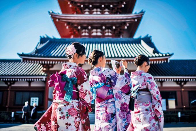 穿着和服的婦女在東京淺草寺拍照。