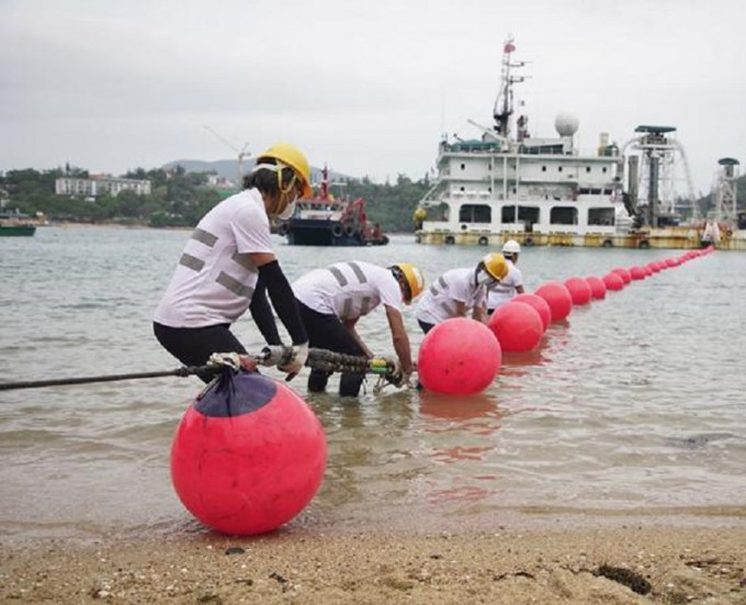 香港至海南首条国际通信海缆香港侧成功登陆。网上图片