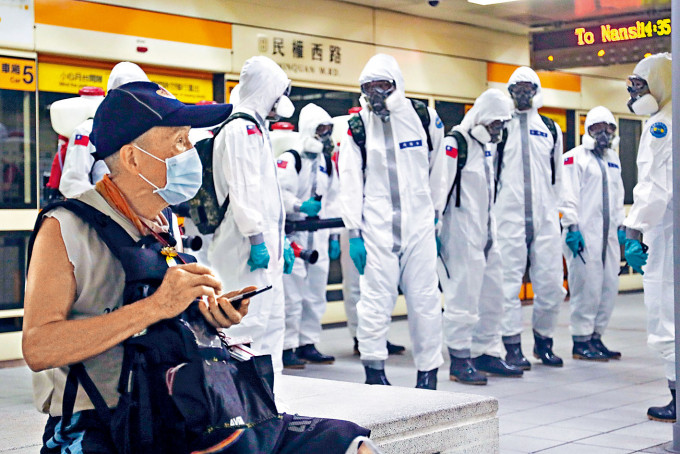 ■化學兵進駐台北捷運消毒。