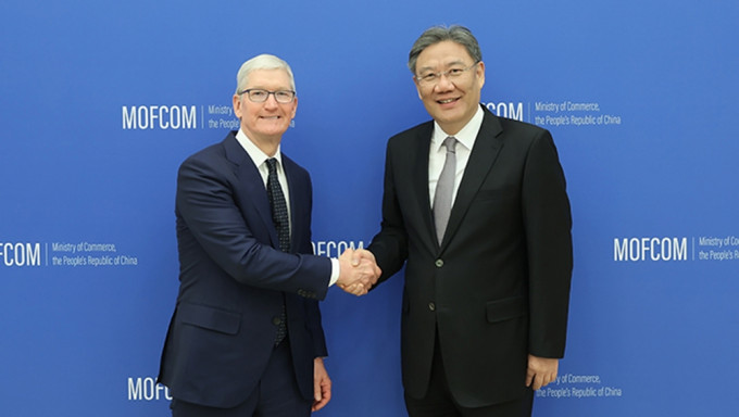 商务部部长王文涛会见苹果公司CEO库克。